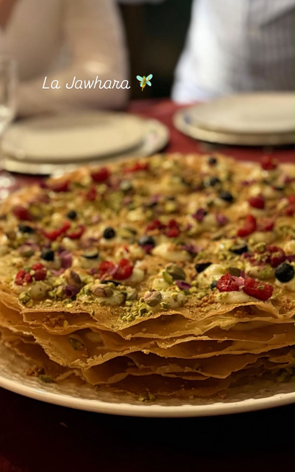 Assiette de dessert avec crème et fruits frais