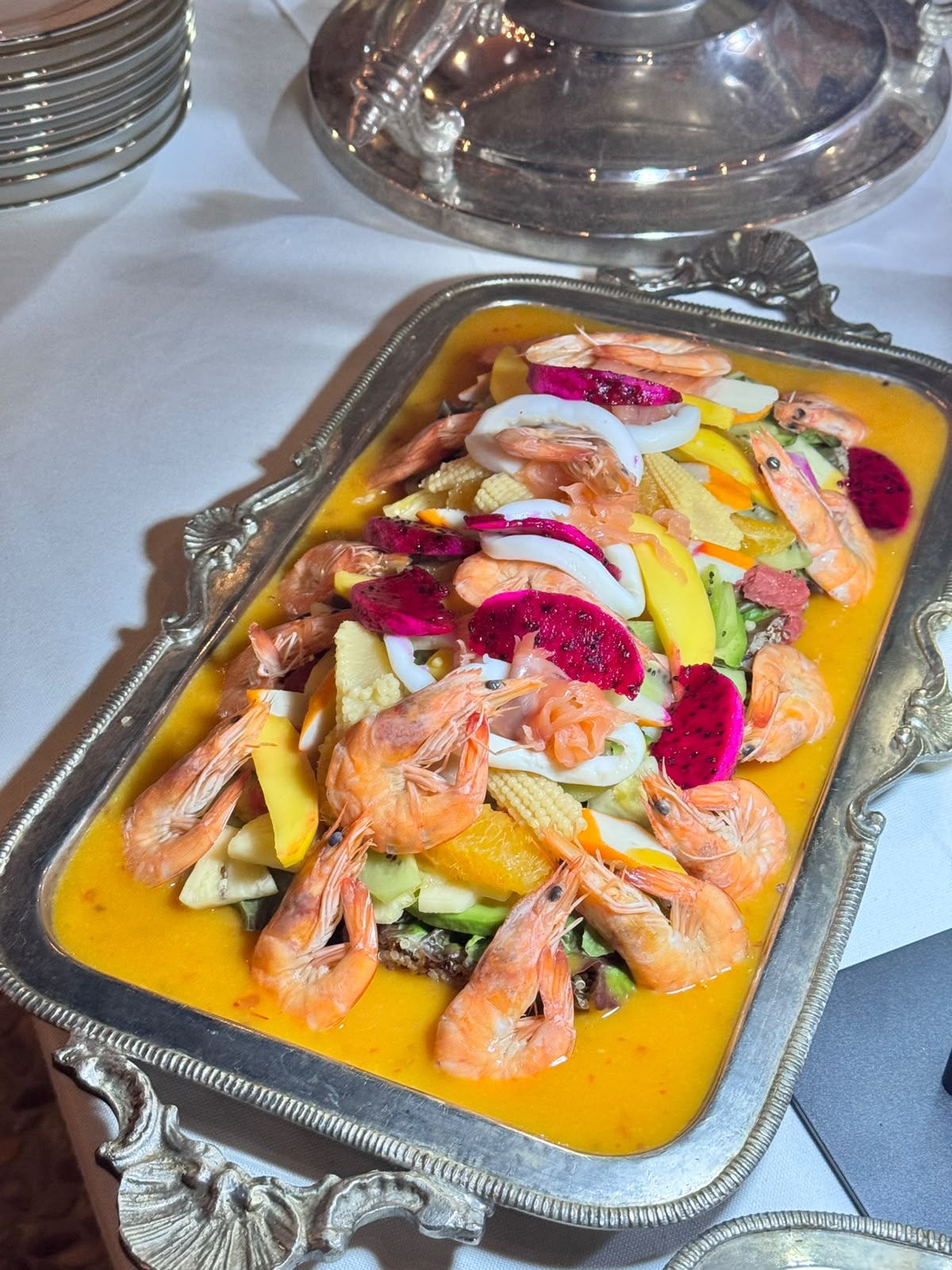 Assiette de dessert avec fruits frais et coulis