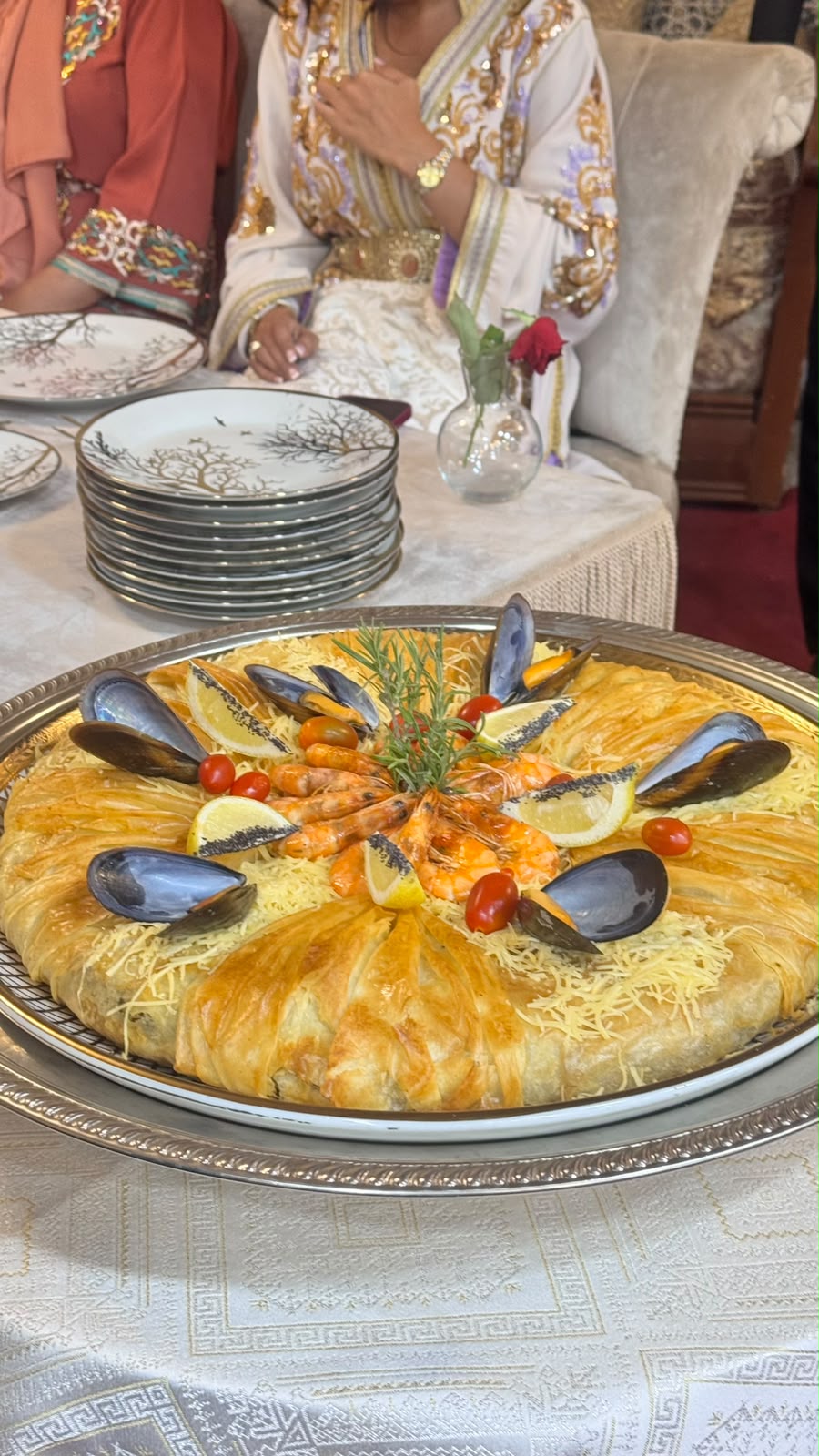 Assiette de dessert avec crème et fruits frais